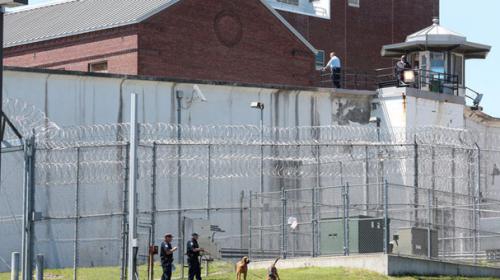 Manhunt on for two convicted killers after New York escape