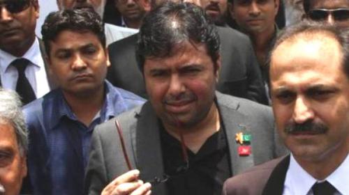 Axact scam: FIA shifts <b>Shoaib Shaikh</b>, four other suspects to Islamabad - l_FIA-ShoaibShaikh-Axact_6-25-2015_189189_l