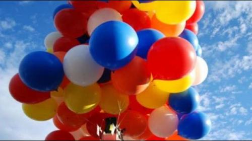 Canadian goes airborne in lawn chair lifted by helium balloons