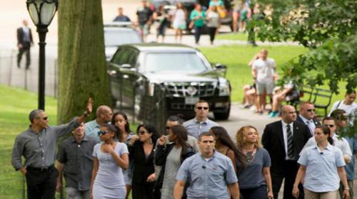 Obama takes daughters on New York outing
