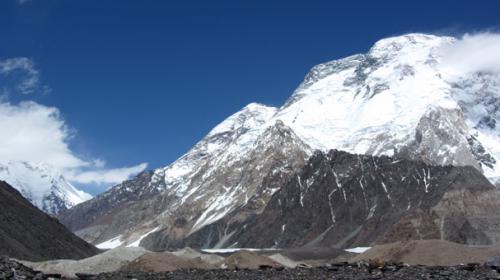 Pakistani climber missing, six foreigners suffer injuries