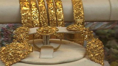 Gold prices shed Rs800 to fall to new record low