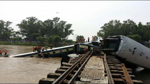 27 dead after two India trains derail in floods