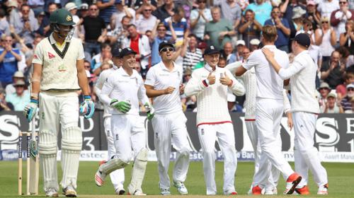‘Unbelievable’ Broad takes eight before Root runs riot against Aussies