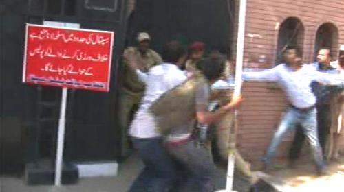 Journalists protest outside private hospital in Khi following scuffle with management