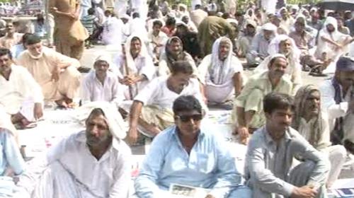 Protesting farmers threaten to march on Islamabad