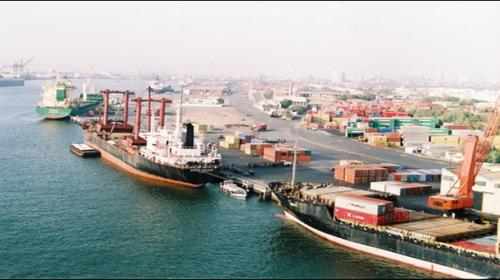 Strike piles up trade cargoes; prolonged stand-off feared