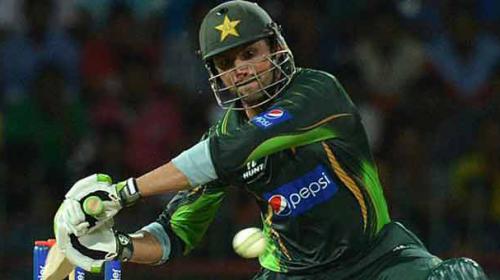 Malik returns to Pakistan’s central contracts