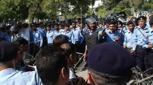 Police baton charge protesting doctors, paramedical staff in Islamabad 