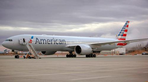 American Airlines halts flights at major hubs over tech issues