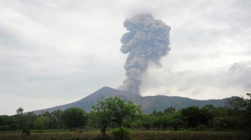 Nicaraguan volcano belches gas, ashes and rocks