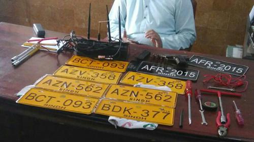 Police bust car-lifting gang in Karachi