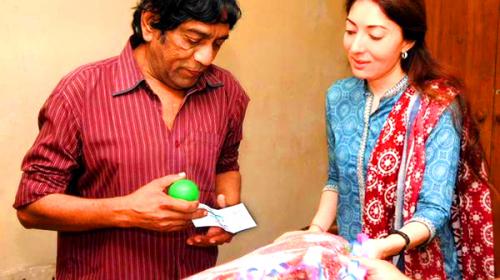 Sharmila Farooqi donates cheque of Rs 4 lac to Pakistani comedian Majid Jahangir