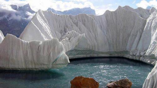 Earthquake cracks glaciers in Hunza valley: officials