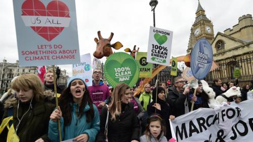 Human chains and Hollywood heavyweights at global climate protests