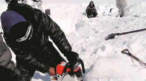 Indian soldier pulled out alive after six days buried in snow