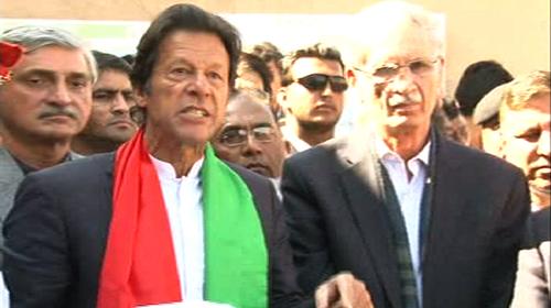Imran takes govt to task over non-issuance of NOCs for power projects