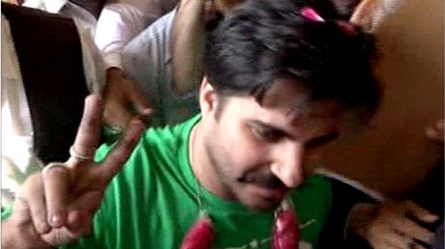 Karachi's #FixIt campaigner Alamgir Khan released on bail