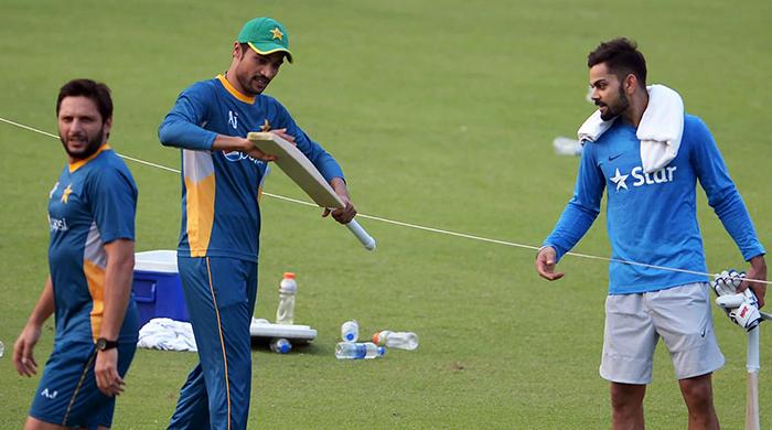 WT20 Pak-India match: Kohli presents bat to Amir, meets Afridi at nets