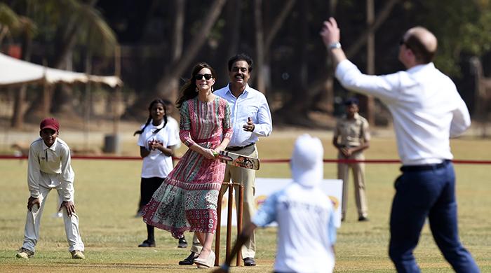 Prince William, kate Middleton bat in Mumbai for poor Indian kids