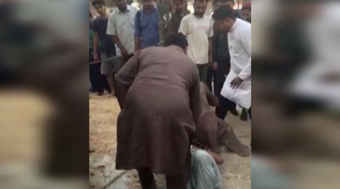 Vigilante justice: Mob beats up robbers in Karachi