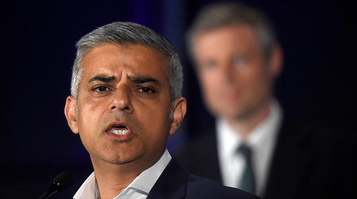 Sadiq Khan beats Zac Goldsmith to become first Muslim mayor of London