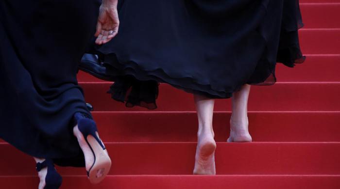 Julia Roberts makes barefoot entry at Cannes Film Festival