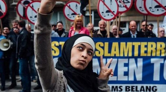 Selfies of Hijab-clad girl with Anti-Islam protesters go viral