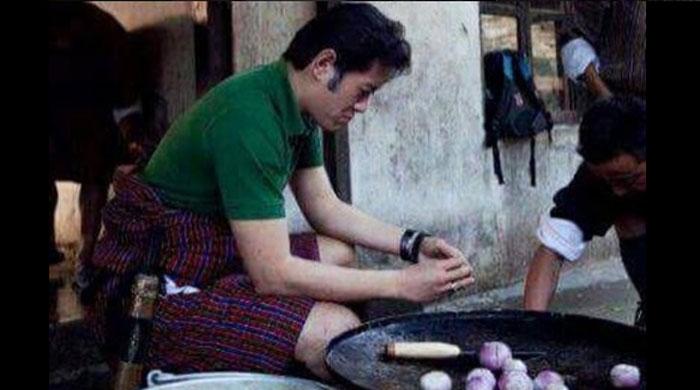 Bhutan King chops vegetables for school meal and social media applauds