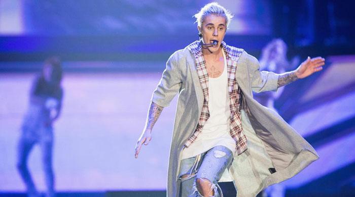 VIDEO: Justin Beiber falls off stage during live perfomance