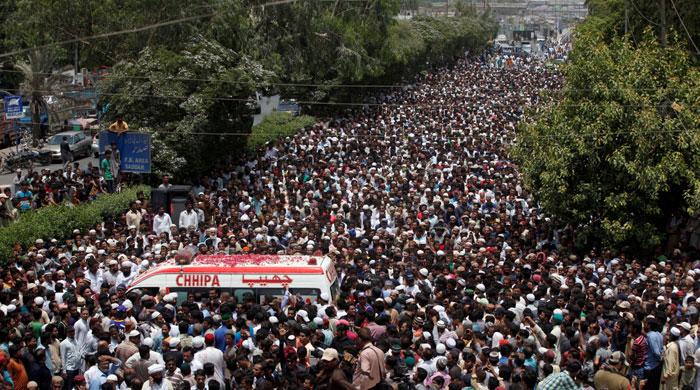 Amjad Sabri laid to rest amid tears; thousands attend funeral
