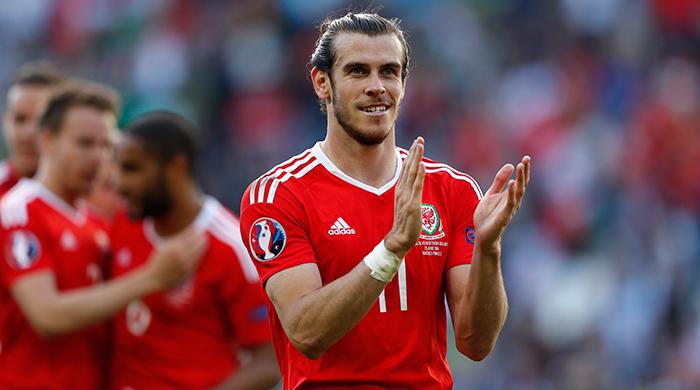 Euro 2016: Northern Ireland own goal sends Wales into last eight