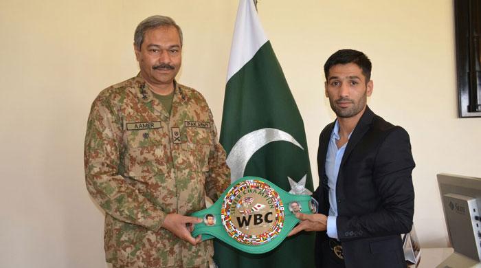 Boxer Mohammad Waseem meets Lt. Gen Aamer Riaz in Quetta