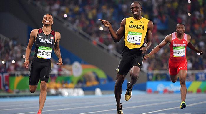 Bolt fires into 200m final, Gatlin out