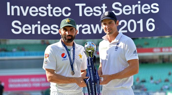 Pakistan celebrate ´incredible journey´ to No. 1 Test side