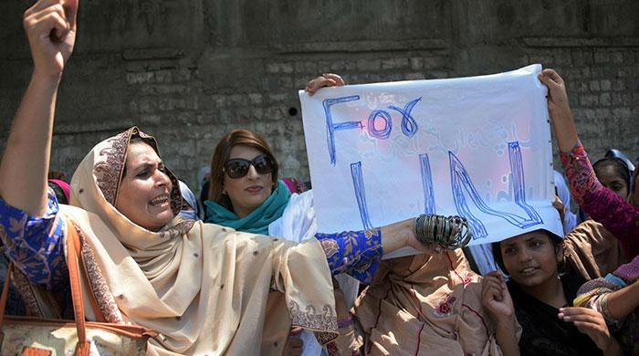 Kashmiri women offer bangles to UN’s Ban over inaction