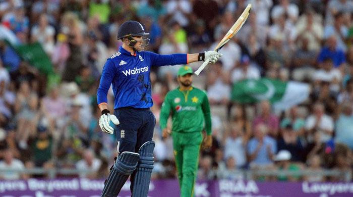 Dizzy Roy sets up England win over Pakistan