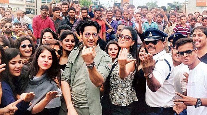 Katrina and Sidharth off-boarded from flight