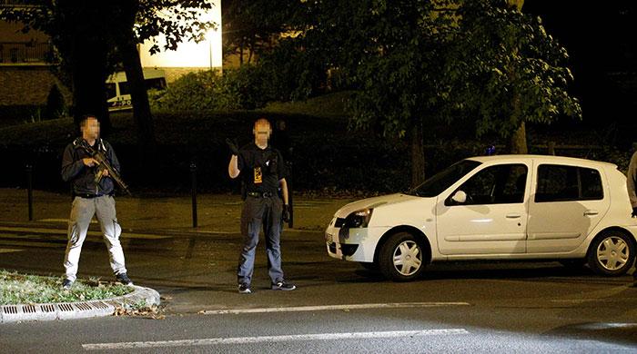 Suspect shot by police hunting ´radicalised´ women over Paris gas cylinders car