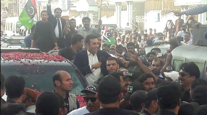 Jubilant workers receive Bilawal in Malir after PS-127 victory
