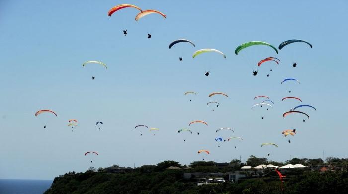 Paragliders fill Bali's skies for new world record
