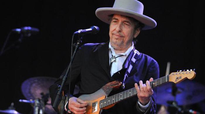 Nobel panel gives up knockin´ on Dylan's door
