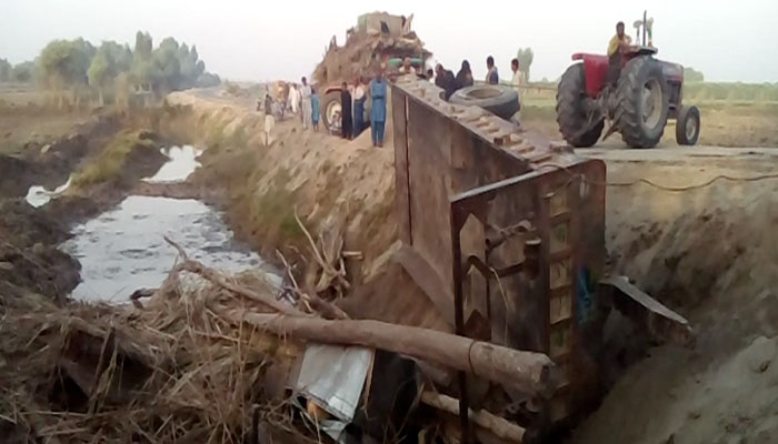 Eight of a family killed as tractor trolley overturns in Kashmore