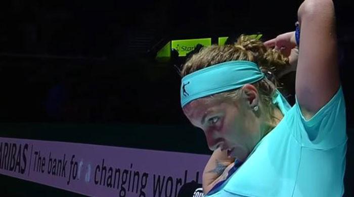 Tennis player Kuznetsova chops off hair during match