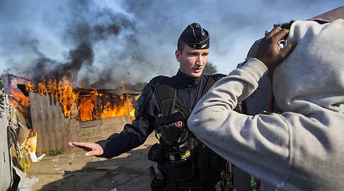 Fresh fires break out at Calais 'Jungle' camp