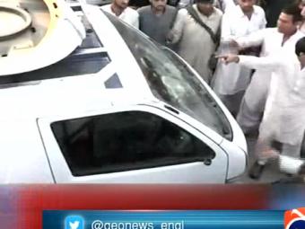 Breaking News - PTI workers attack Geo News’ DSNG van in Swabi 01-November-2016