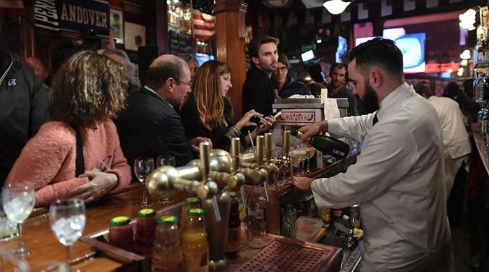 In Paris, ´almost´ foolproof Harry´s Bar votes Hillary