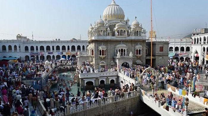 Pakistan presents gifts to Sikh visitors on Guru Nanak anniversary