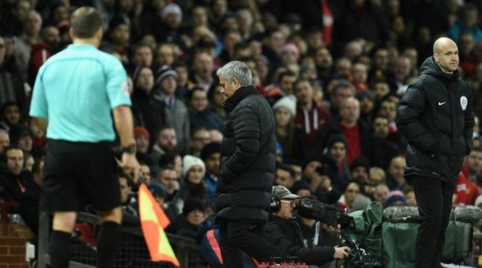 Mourinho off in Man Utd draw, Sanchez fires Arsenal