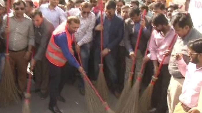 MQM-Pakistan, London workers face off in Karachi cleaning drive